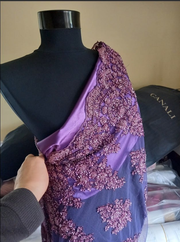 Dantela decupabila mov violet din margele . Tesaturi de evenimente, rochii de seara, bluze, fuste.