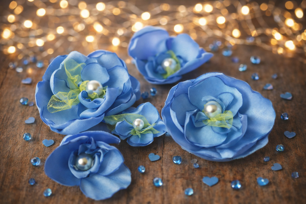 apliques, aplicatii de cusut, materiale textile, accesorii, nasturi, nasturi cu cristale, aplicatii cu cristale din sticla. Florie de cusut 3D din tafta bleu ciel, aproxi 4-8cm/ 55 lei/ set 5 buc