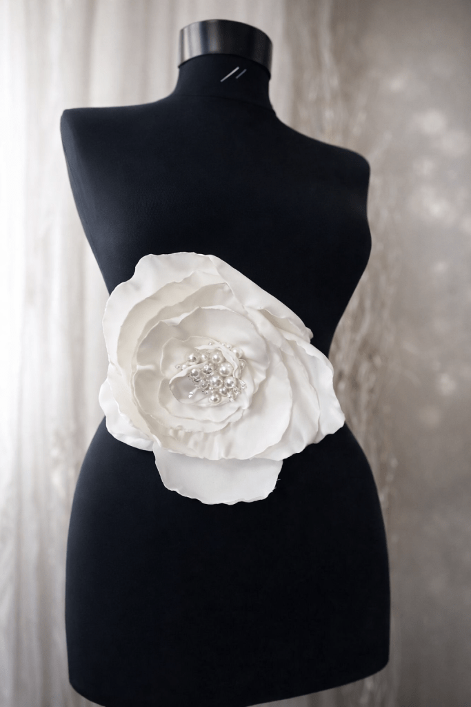 Floare 3D cu perle 20x22 cm. Aplicatie de cusut pentru mireasa