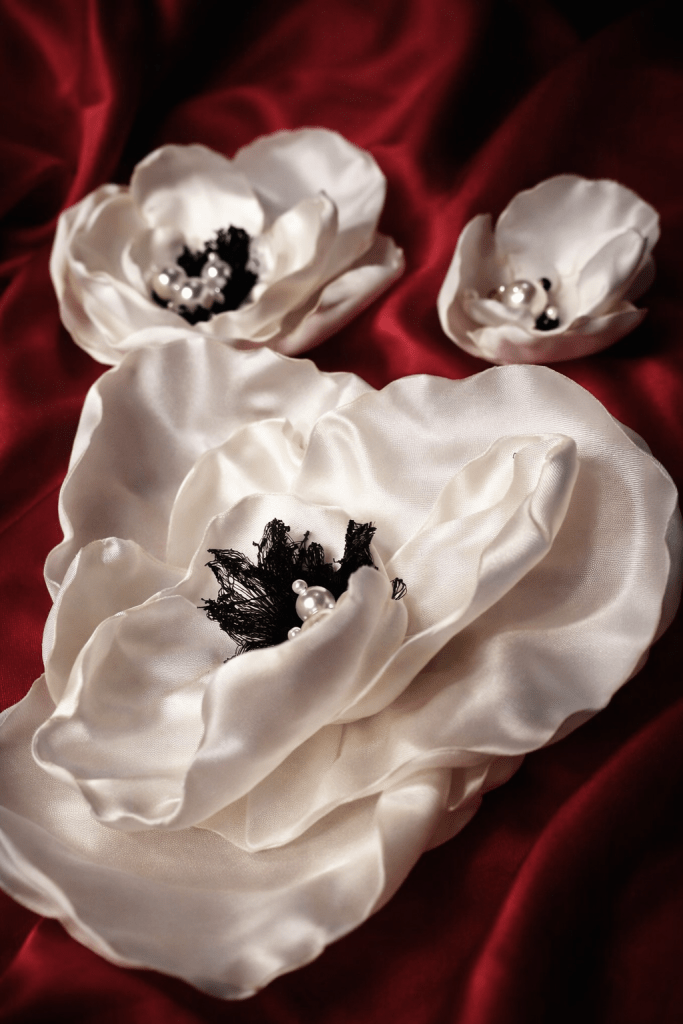 Flori de mac 3D cu perle .
aplicatii de cusut cu flori 6-12 cm.,