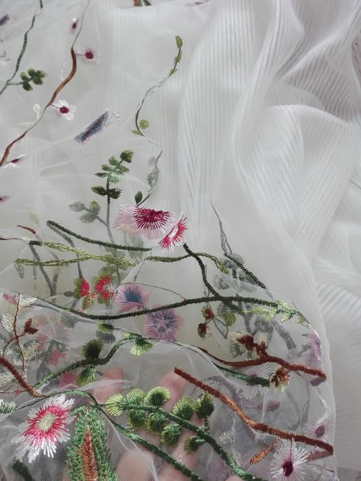 Broderie cu flori mici la metru, pentru rochii, fuste, bluze. Dantela cu flori mici pe tull alb. Materiale textile online.