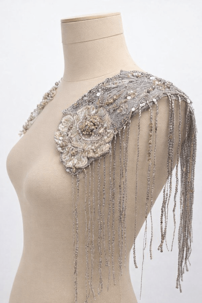 Epolet gri cu broderie din margele 27x10cm 
si franjuri din paiete 18 cm.  Elegant silver feathered shoulder accessory