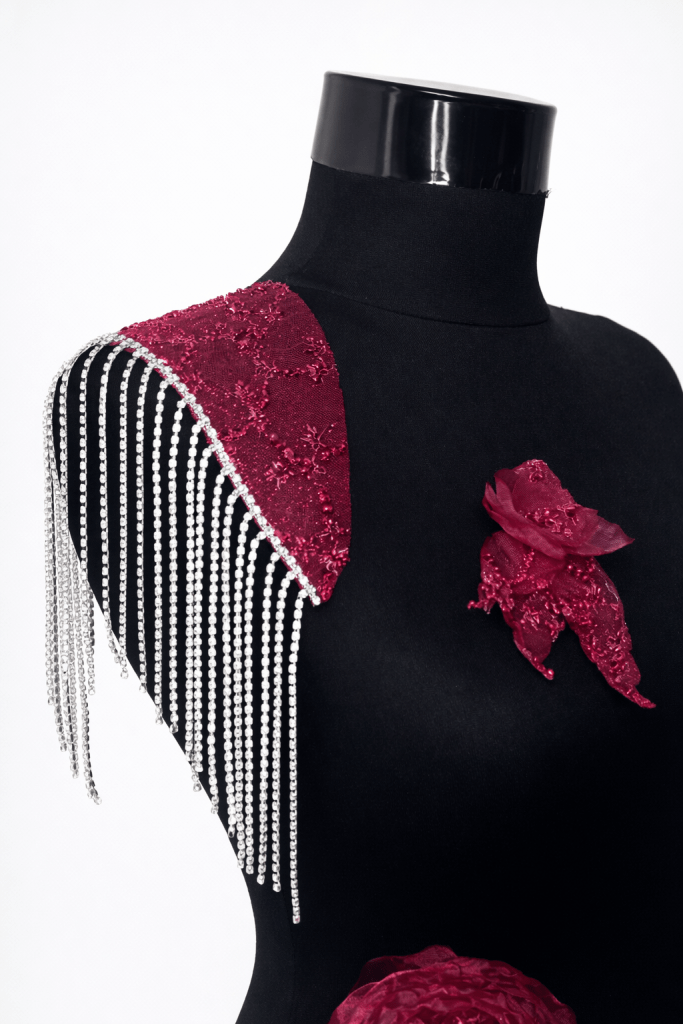 Epolet magenta 24x20cm cu margele si  cristale . 
 120 lei/ bucata. 
Floare magenta cu frunze  din margele ,pret 35 lei buc
