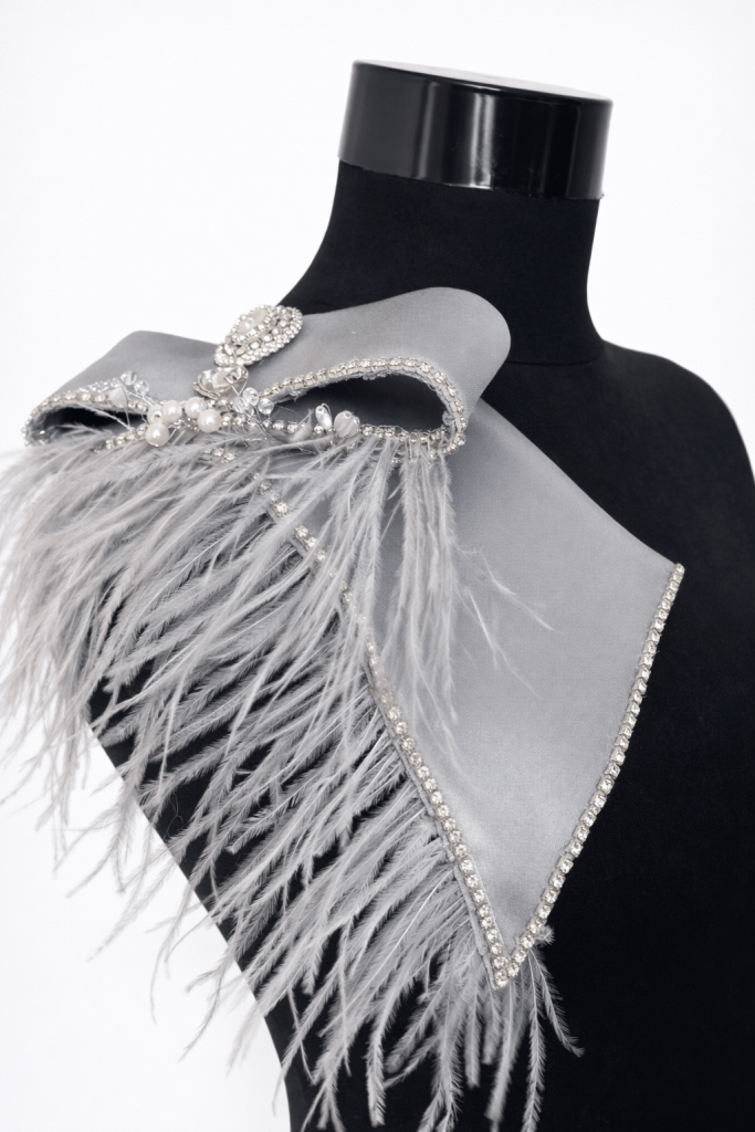 Aplicatie de cusut cu cristale 
32x14cm+pene 12-15cm 
Verde smarald, bleu ciel, ivoar, gri, fucsia, roz prafuit., negru.
