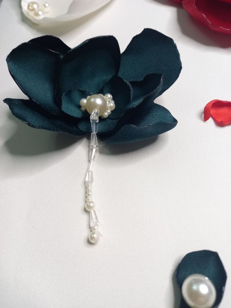 Floare 3D cu perle. ,verde tuborg
8x5 cm., 35 lei/buc.