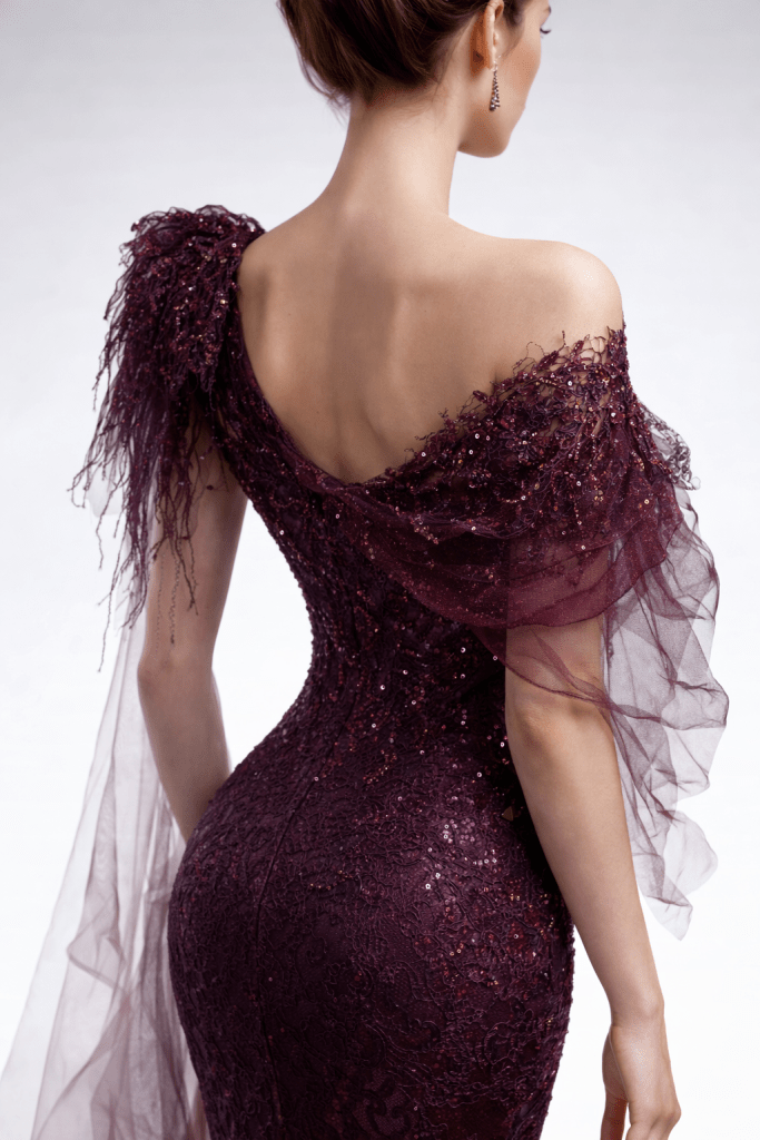 Dantela Chantilly accesorizata 