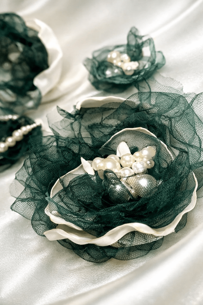 Floare 3D  11-12 cu perle 
Flori mici 6-7 cm ivoaar deschis si verde tuborg cu perle. Flori de cusut
 