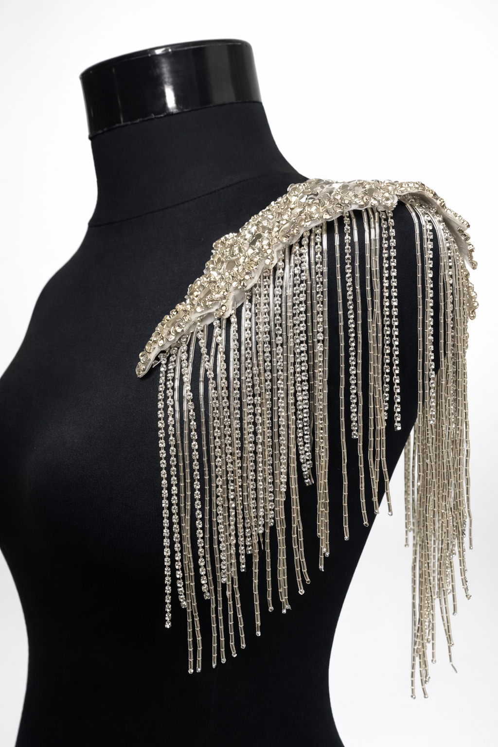 Epolet cu cristale si franjuri
 din margele si franjuri din cristale.,lucrata manual .
 27x22 cm. Pret 149 lei /buc. Elegant silver feathered shoulder accessory