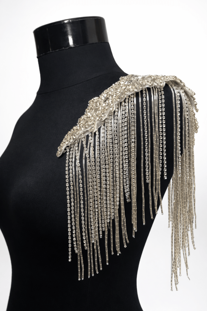 Epolet cu cristale si franjuri
din margele si franjuri din cristale..
27×22 cm. 149 lei /buc.
sau 270 lei /set 2 buc