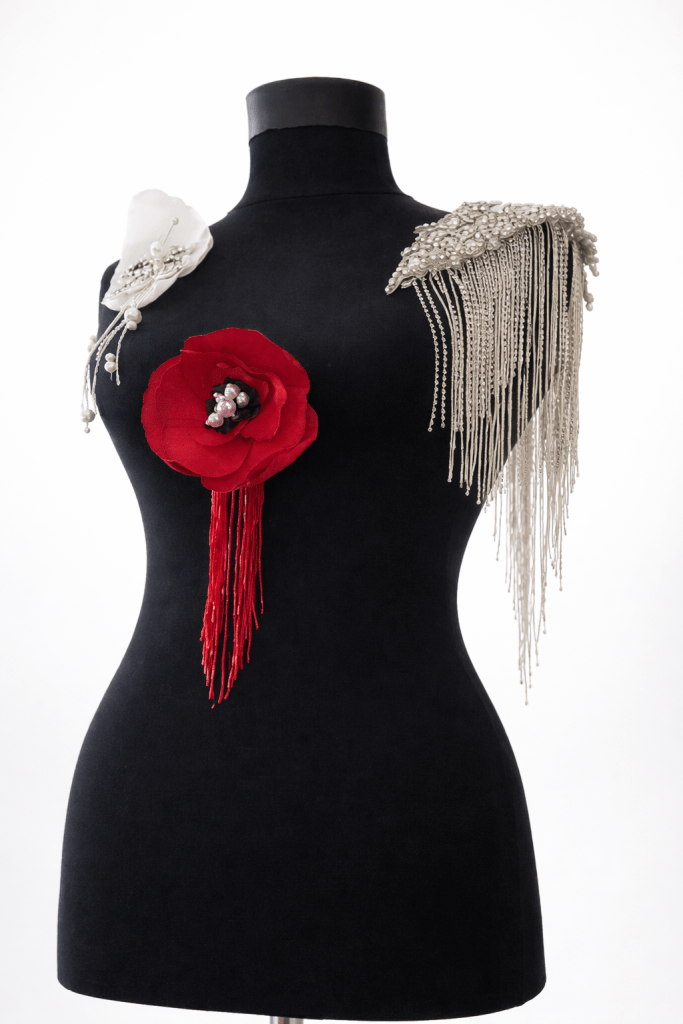 Floare de mac 3D cu perle si franjuri din margele.  Aplicatii de cusut.. Epolet cu cristale si franjuri din margele si franjuri din cristale..27x22 cm.