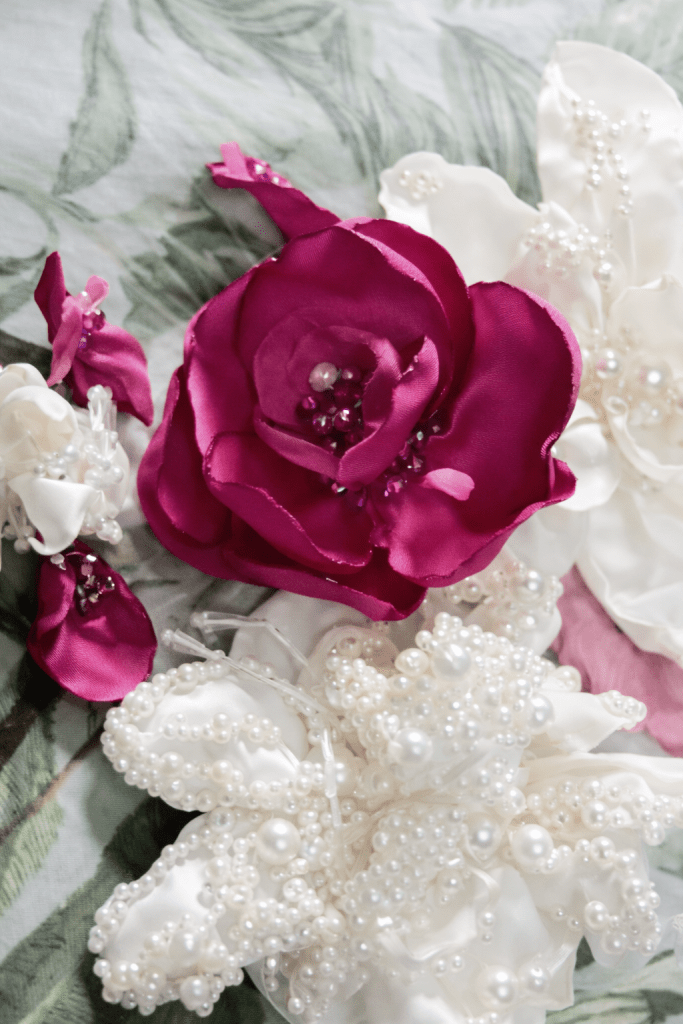 Floare 3D fucsia cu margele din sticla din tafta elastica si din organza premium..  
8-9 cm., 39 lei/buc. 
Frunze fucsia cu margele,