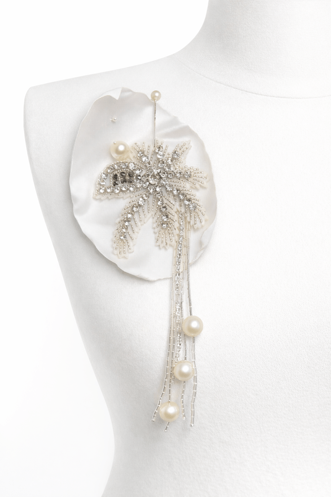 Aplicatie  lucrata manual cu cristale si perle,  cu franjuri din margele si franjuri din cristale..
 24x9 cm. , pret  119 lei /buc. Materiale textile. 