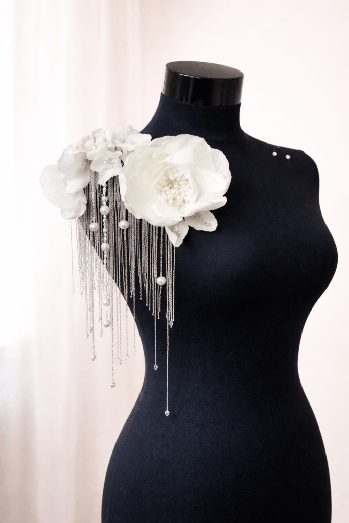  Epolet cu Flori 3D ivoar cu perle, Margele 5D. Franjuri din cristale si margele,    Elegant shoulder accessory with flowers and crystals
