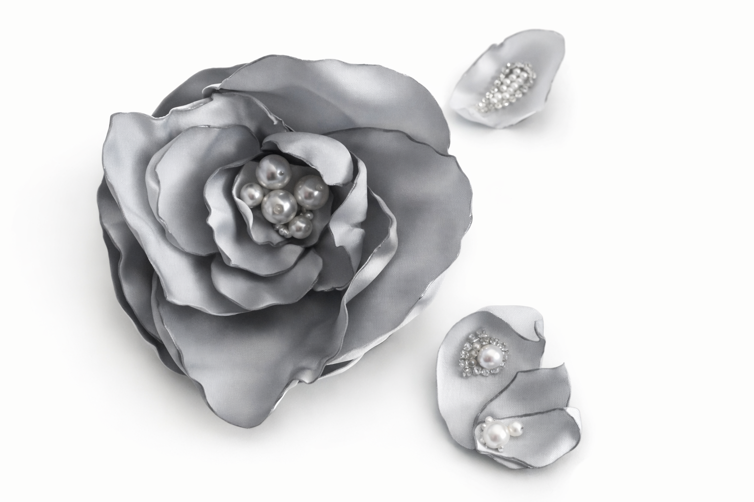 Floare 3D gri deschis cu perle.
 12cm/ 39 lei buc.
Frunze cu perle si cristale,
, 19 lei/set 3 buc.