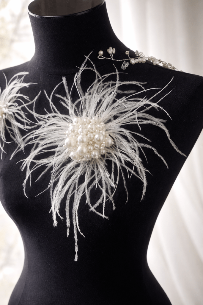 Aplicatie cu perle si pene ivoar, 25 cm, partea cu perle 5x6x2cm, 