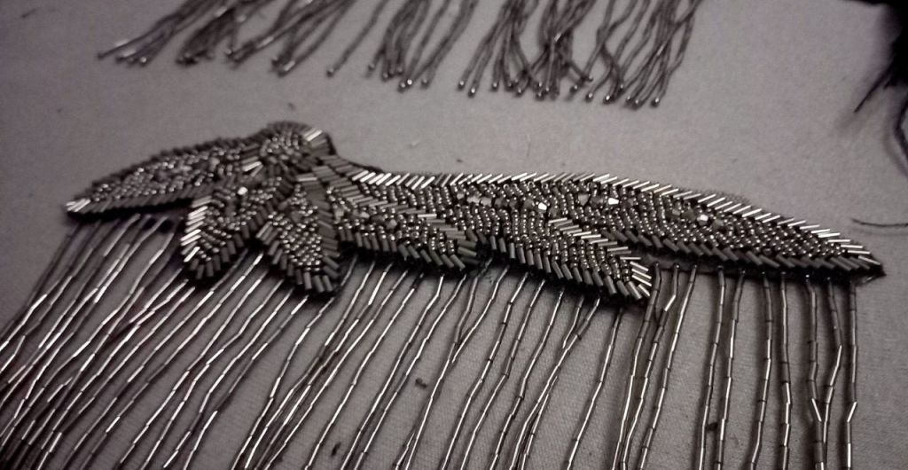 Epolet din margele 22cm,
 franjuri 15cm, gri inchis, aripi