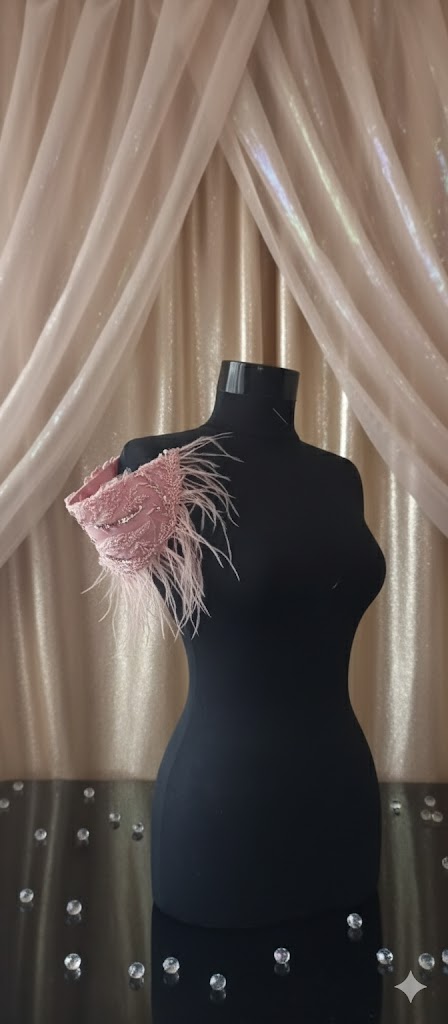 Epolet roz prafuit din margele, 30x9cm, si pene 12 cm. 110 lei buc