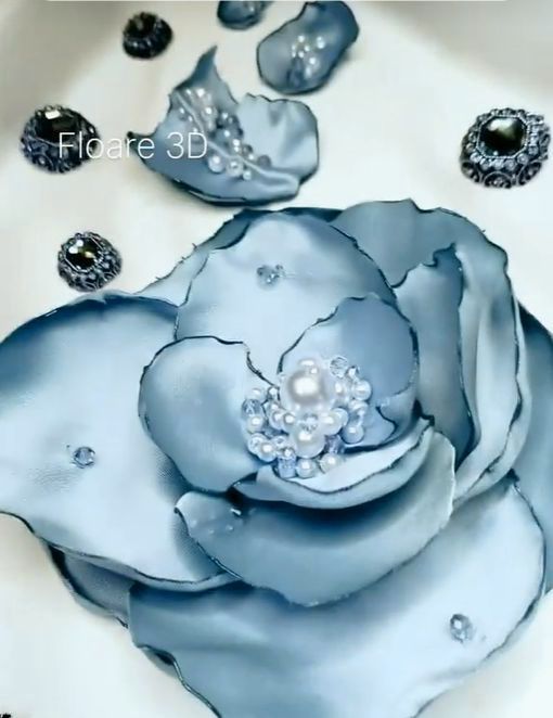 Floare 3D bleu cu perle, margele,
 12cm. Frunze bleu cu perle si margele. Aplicatii si accesorii de cusut. 