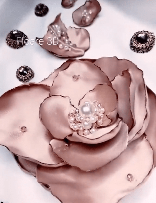 Flori 3D roz prăfuit cu perle și mărgele ✨
Frunze delicate, cusute manual.
Nasturi cu cristale în stil retro.
Accesorii de cusut pentru o ținută deosebită 🌸