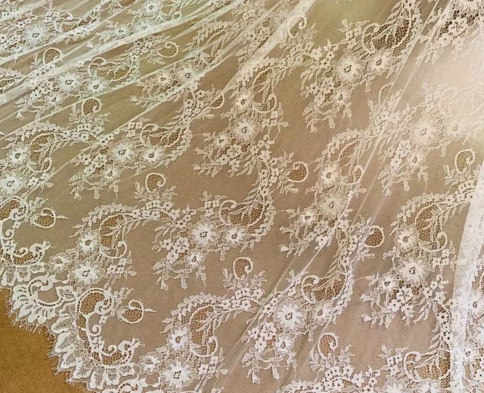 Dantela chantilly alb