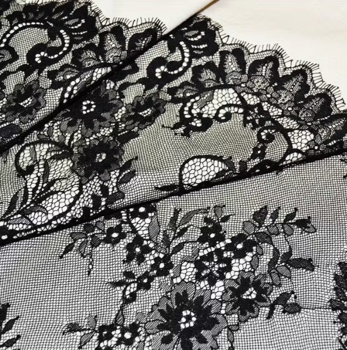 Dantela chantilly neagra,
 220 lei/cupon 1.45x3m
