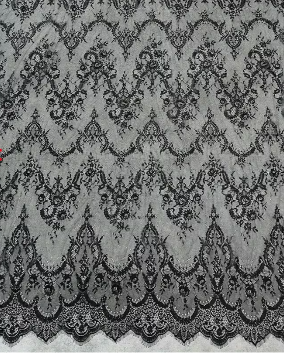 Dantela chantilly,
1.45mx3m. 270 lei/cupon