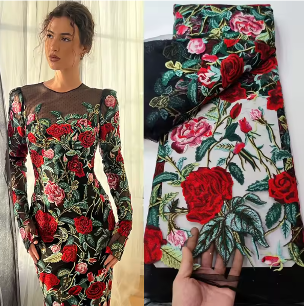 Dantela cu trandafiri pe tull negru, stil Oscar de la Renta ,
350 lei/m/stoc 1.3 m