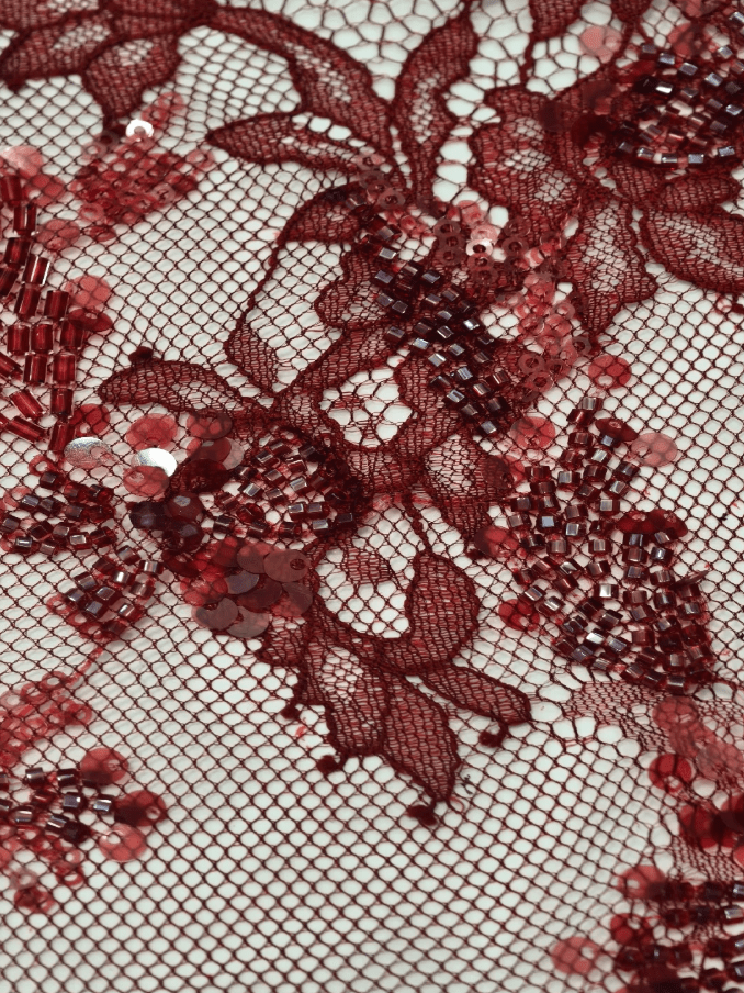 Dantela chantilly accesorizata , aducem la comanda,