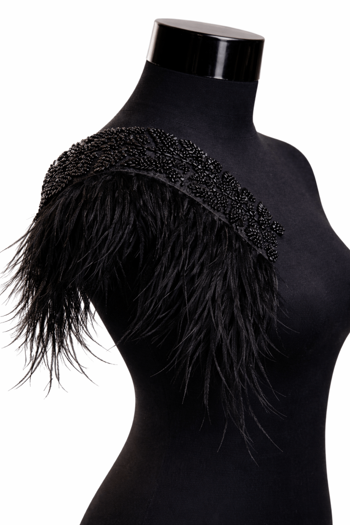 Epolet cu margele 
27x5cm cu pene 12-15cm.
pe negru, negru-auriu, gri-argintiu.