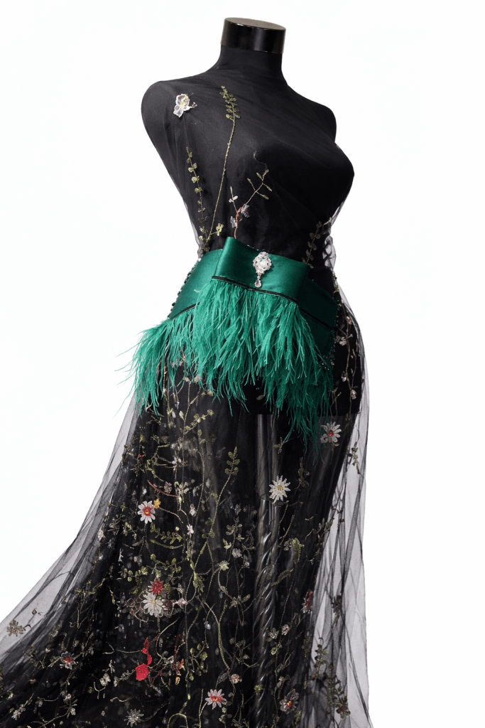 Funda verdecu pene si cristale
32×29 cm.
 Dantela stil Valentino
pe alb si pe negru,  