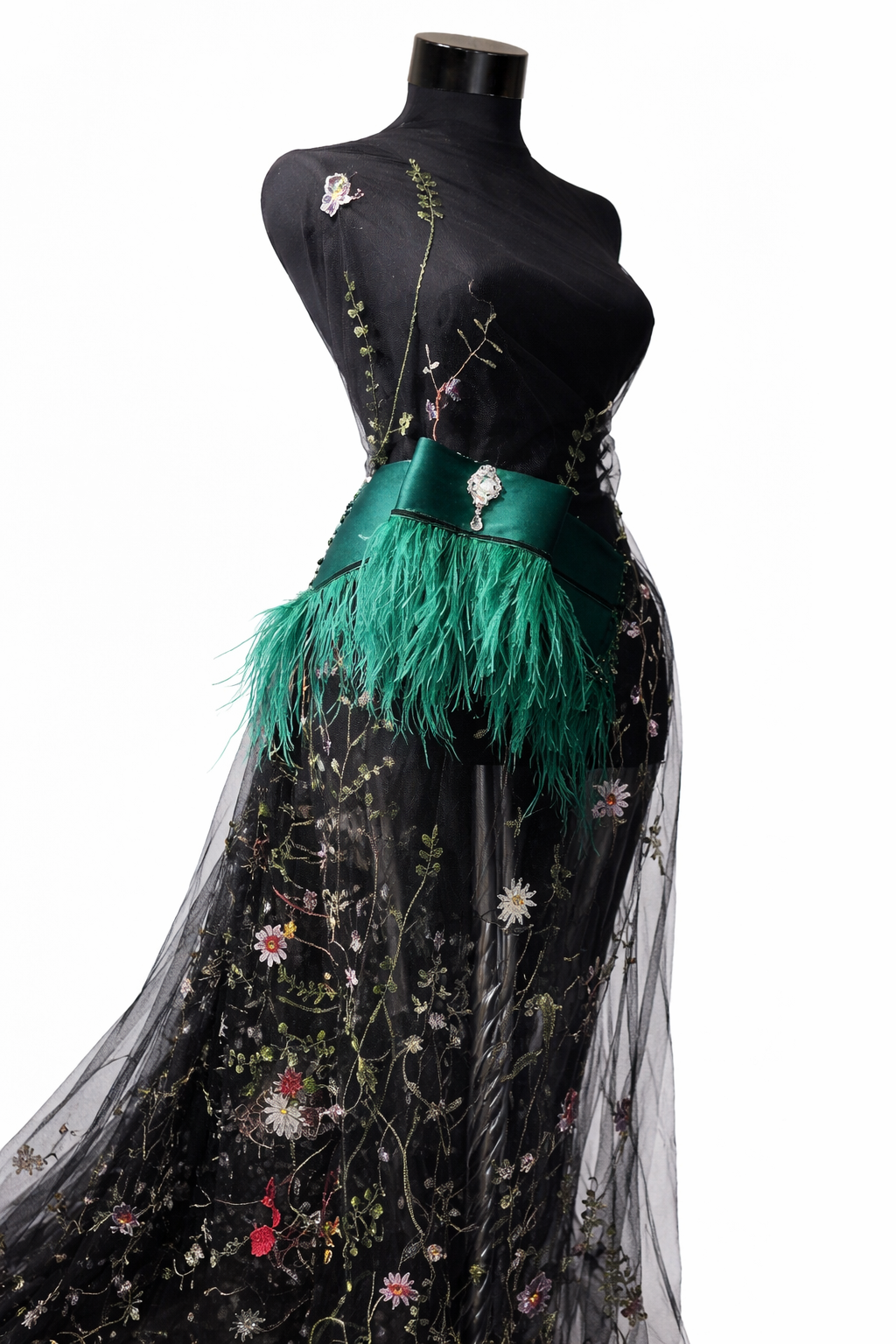 Aplicatie de cusut verde cu pene 
32x29 cm , pret 170 lei buc.  Funda cu pene si cristale
