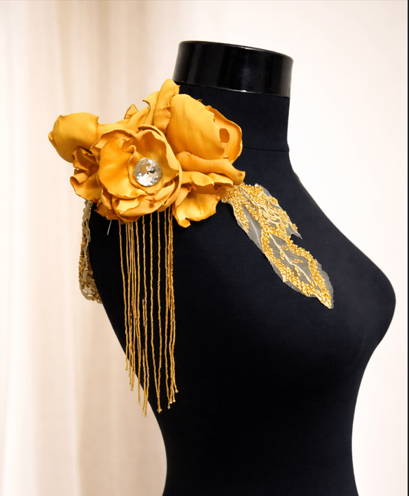 Epolet  mustarauriu.: flori 3D  cu cristale  si franjuri  din margele din sticla